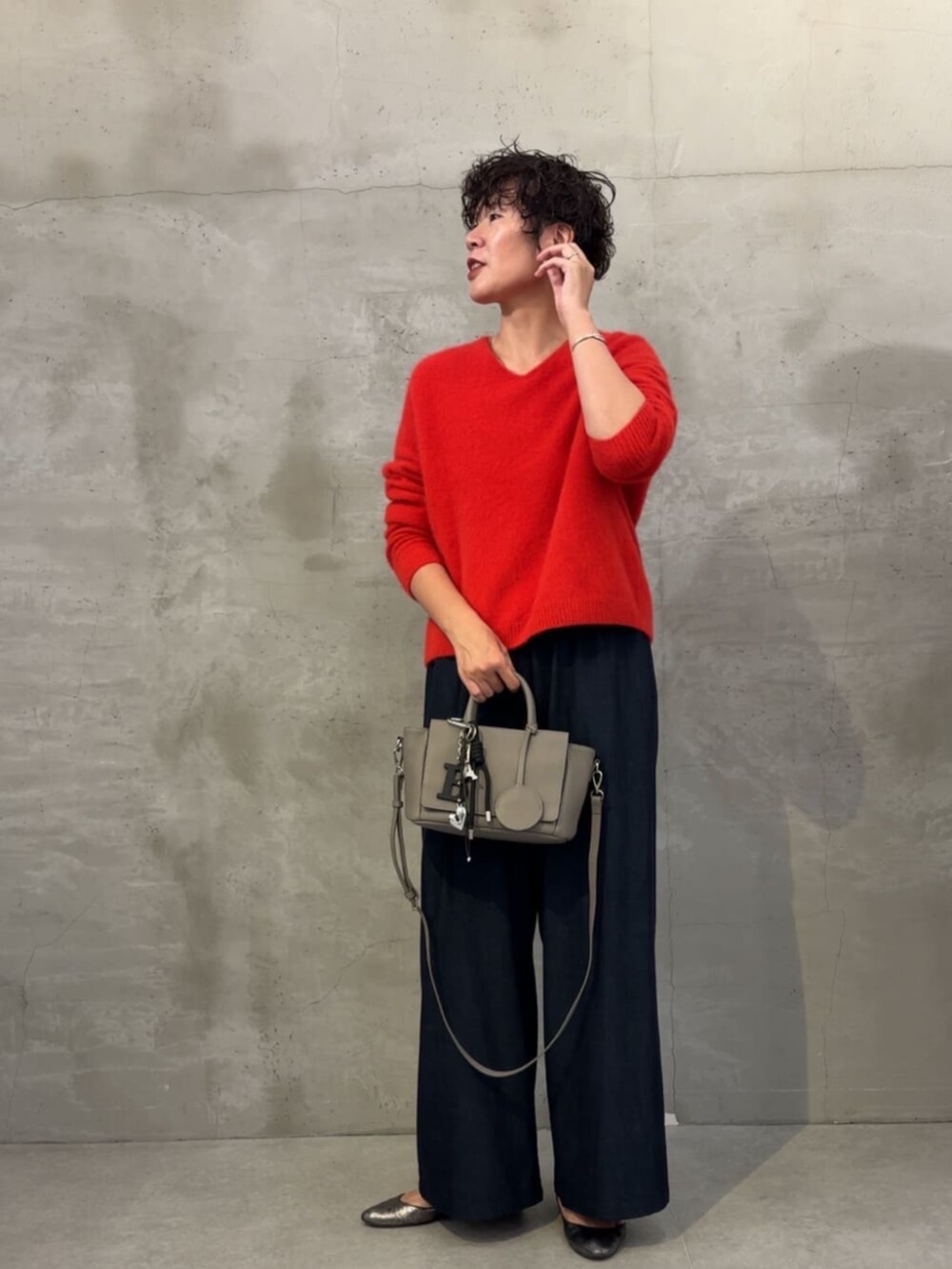 ブラック系のチャームを着用したレディースの冬コーディネートの2枚目の写真