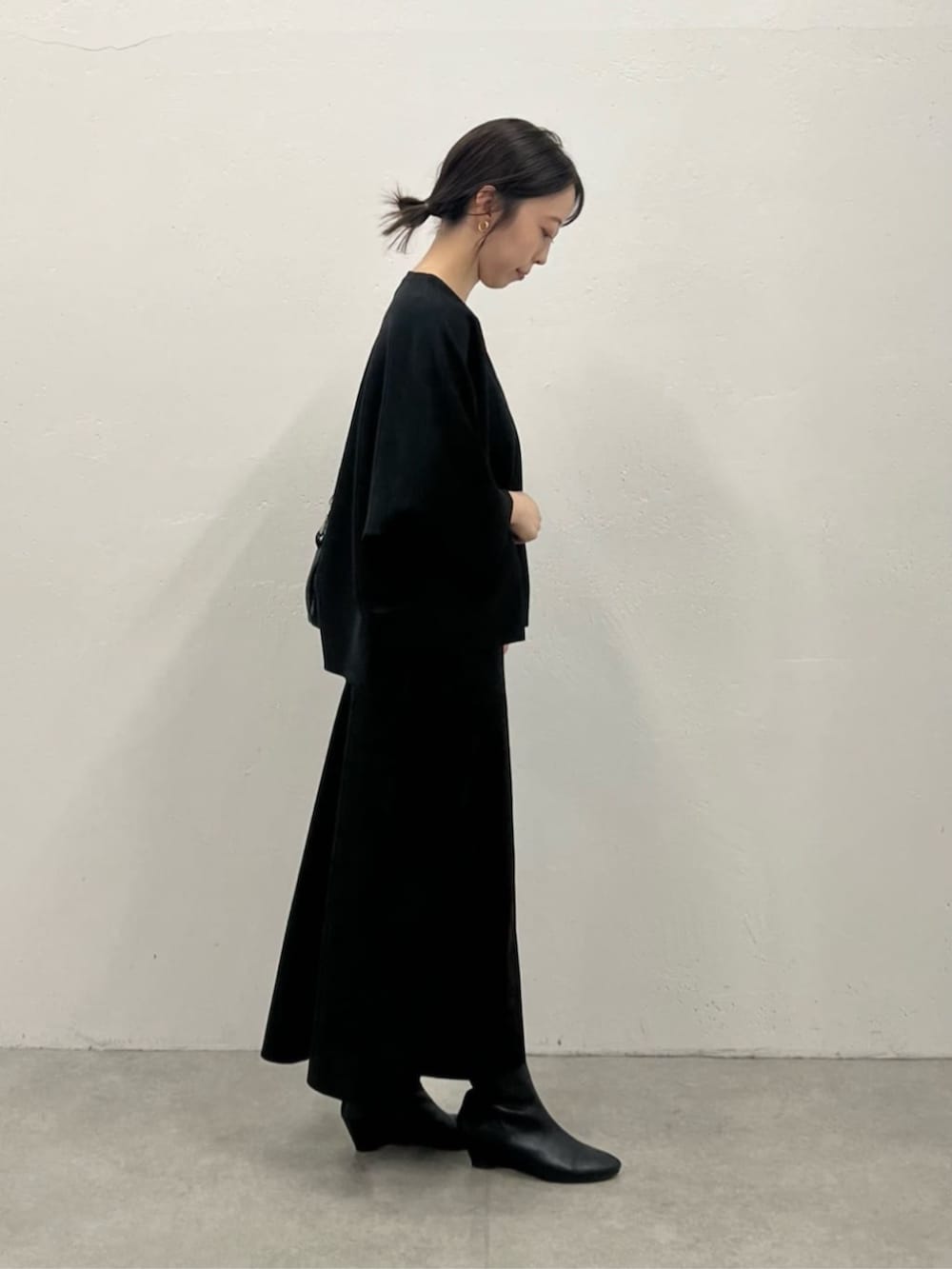 ブラック系のカーディガン/ボレロ、ブラック系のスカート、ブラック系のその他を着用したレディースの冬コーディネートの4枚目の写真