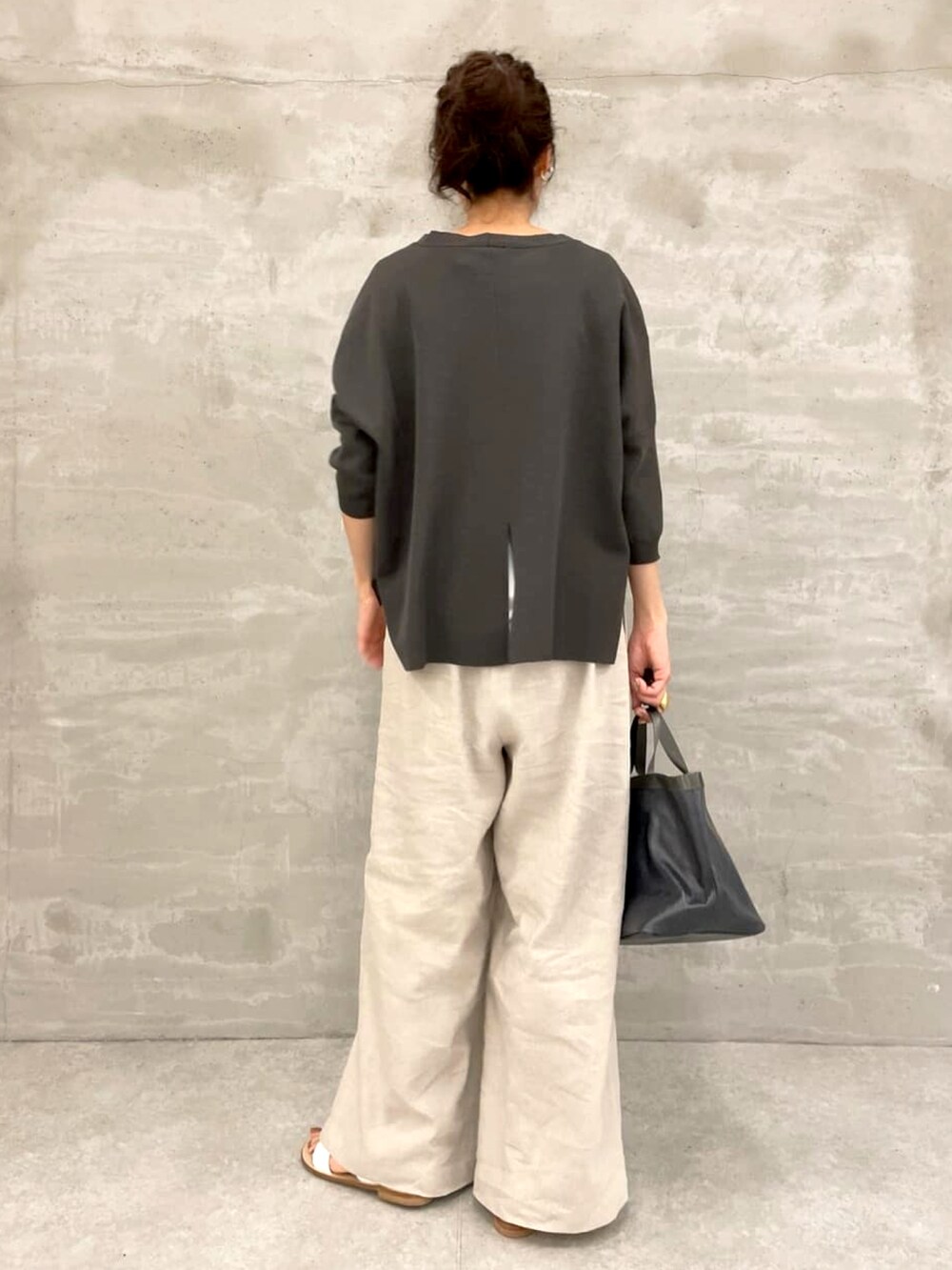 ブラック系のカーディガン/ボレロ、ホワイト系のTシャツ/カットソー、ベージュ系のその他パンツを着用したレディースの春コーディネートの4枚目の写真