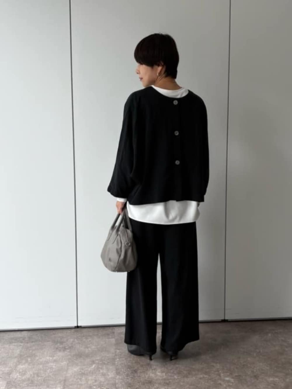 ブラック系のその他パンツ、ブラック系のシャツ/ブラウスを着用したレディースの夏コーディネートの3枚目の写真