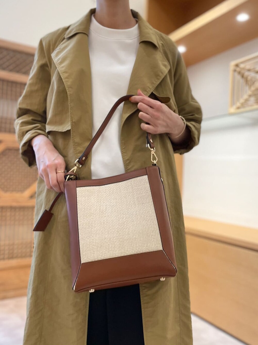 ベージュ系のその他アウター、ホワイト系のTシャツ/カットソー、ブラック系のその他パンツを着用したレディースの春コーディネートの4枚目の写真