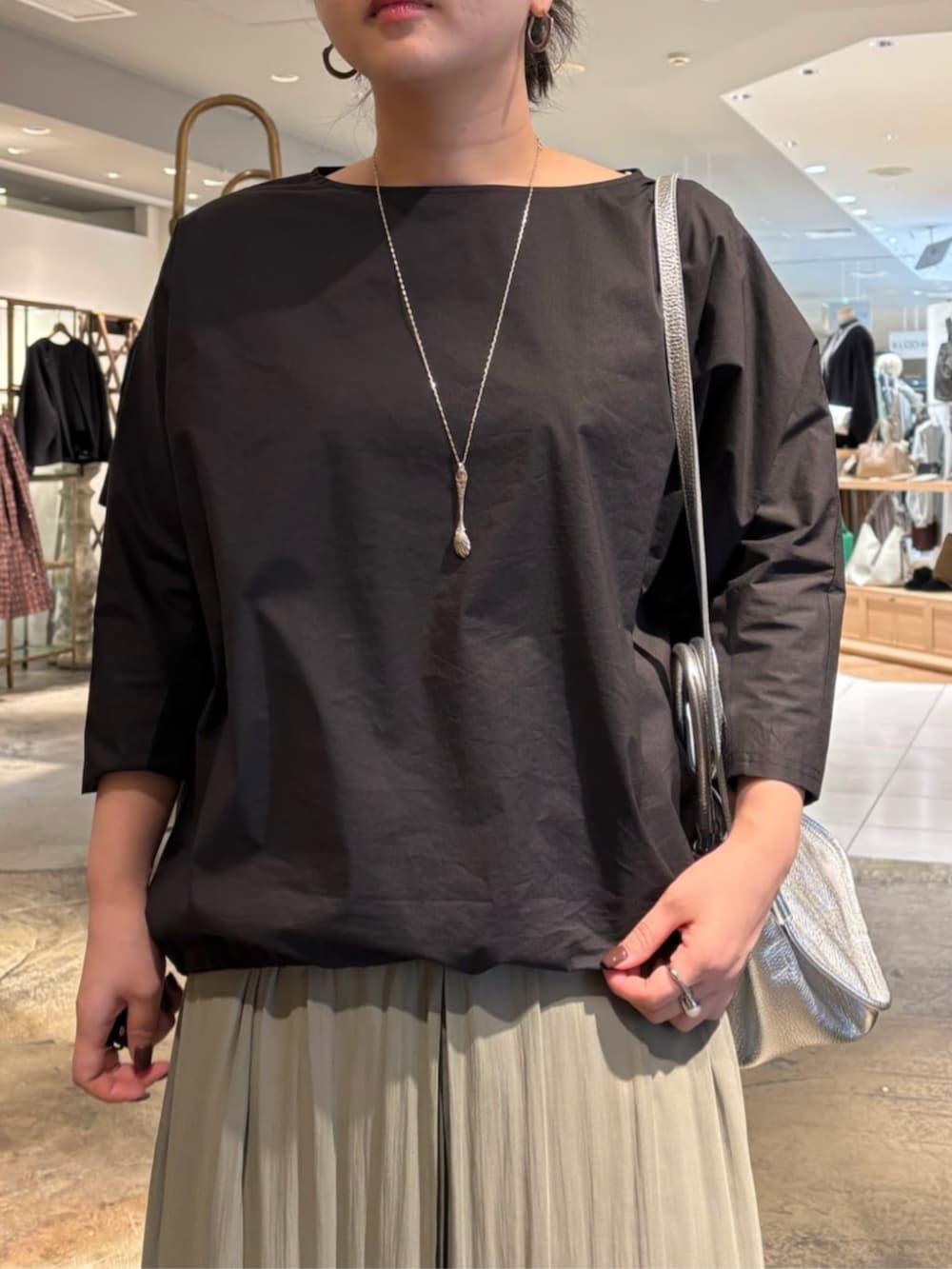 グリーン系のその他パンツ、シルバー系のトートバッグ、ブラック系のシャツ/ブラウスを着用したレディースの冬コーディネートの4枚目の写真