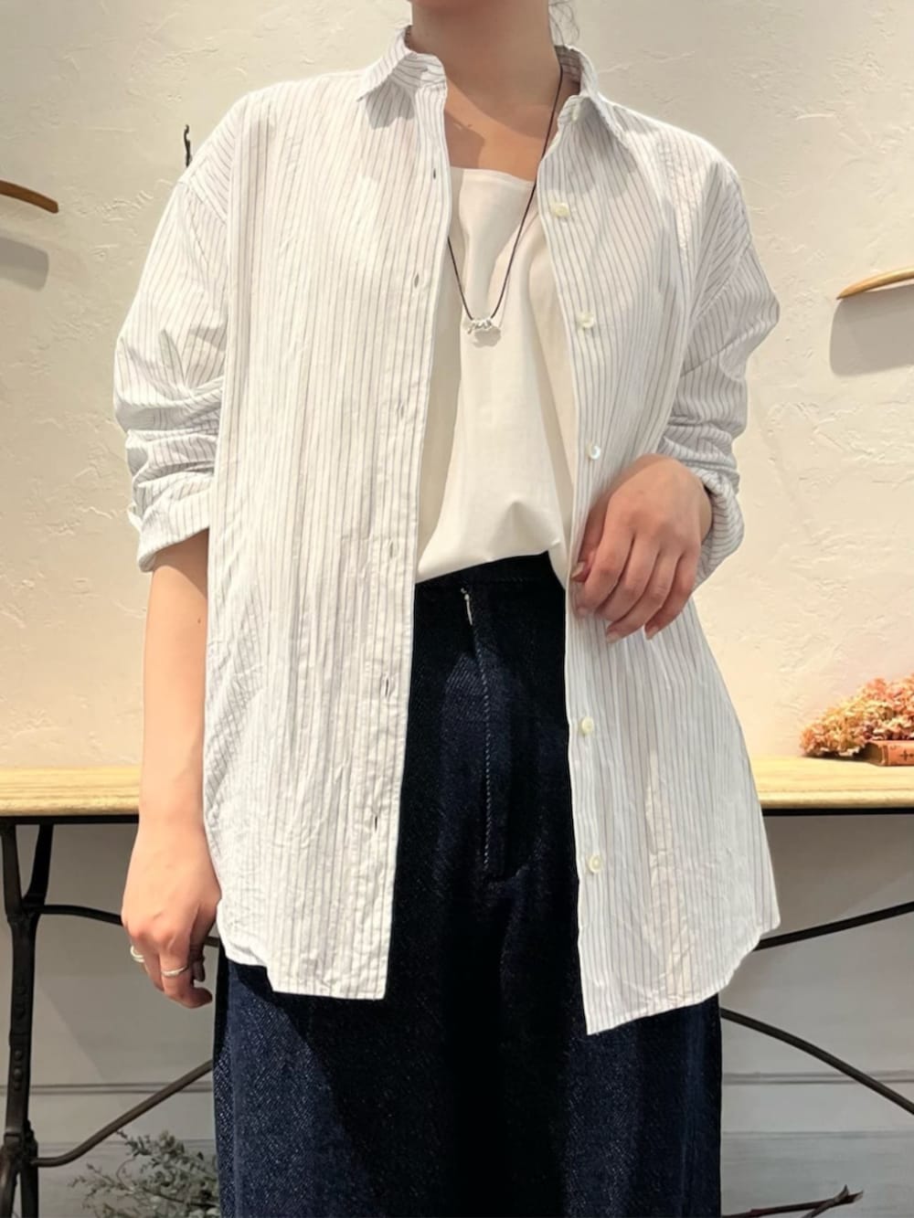 ブラック系のボストンバッグ、ブルー系のその他パンツ、ホワイト系のシャツ/ブラウスを着用したレディースの冬コーディネートの6枚目の写真