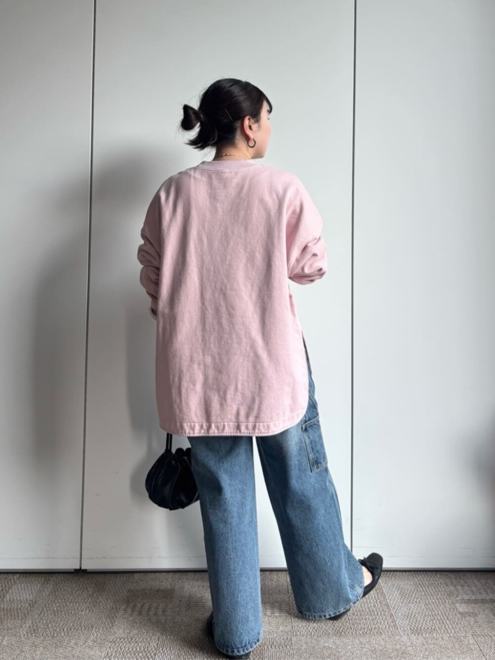 ピンク系のTシャツ/カットソーを着用したレディースの冬コーディネートの4枚目の写真