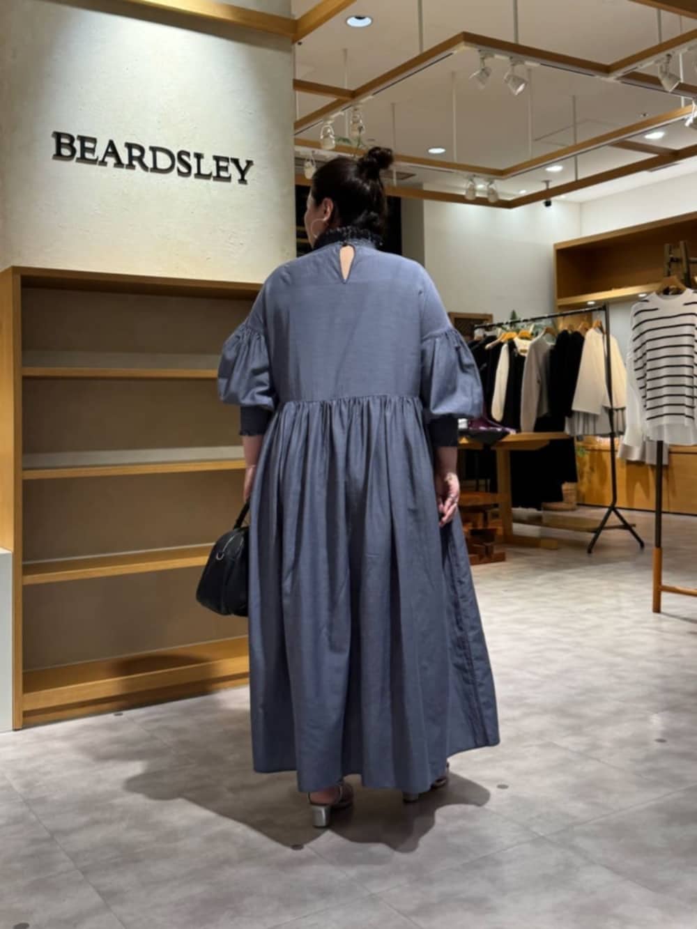 グレー系のワンピースを着用したレディースの冬コーディネートの6枚目の写真