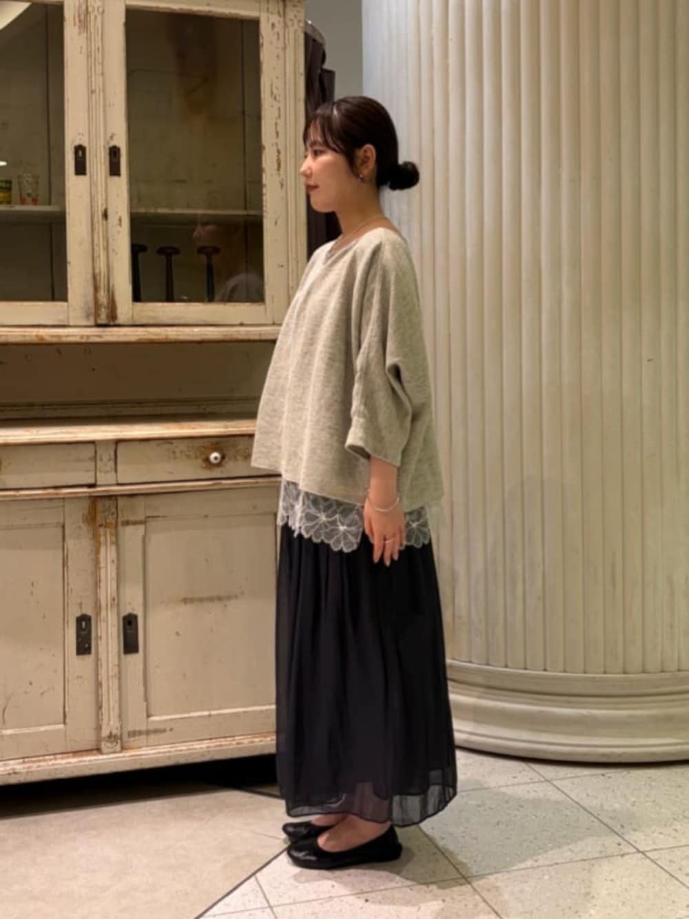 ブラック系のその他パンツ、ホワイト系のトートバッグ、グレー系のニット/セーターを着用したレディースの春コーディネートの2枚目の写真