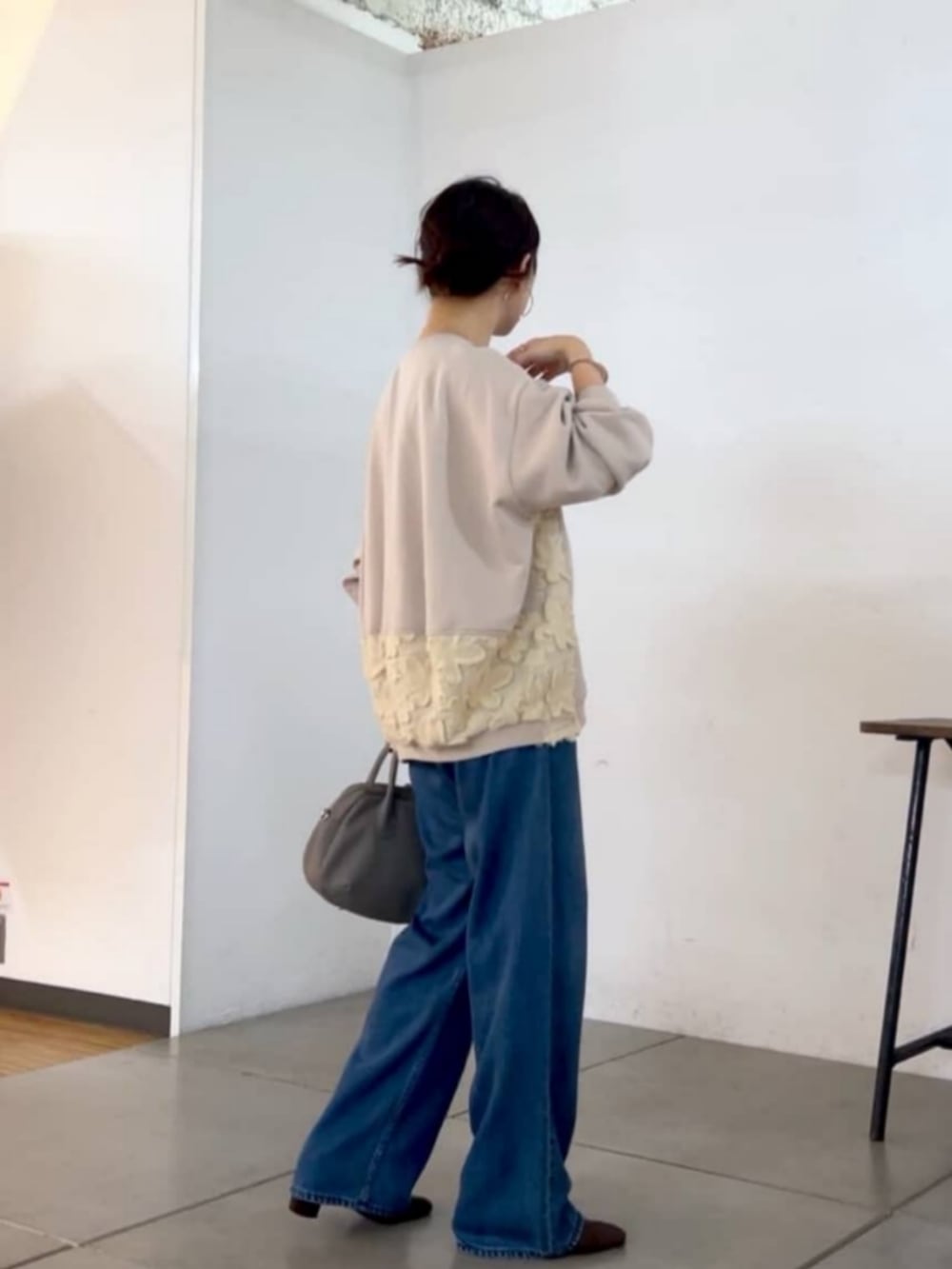 ホワイト系のTシャツ/カットソーを着用したレディースの秋コーディネートの6枚目の写真
