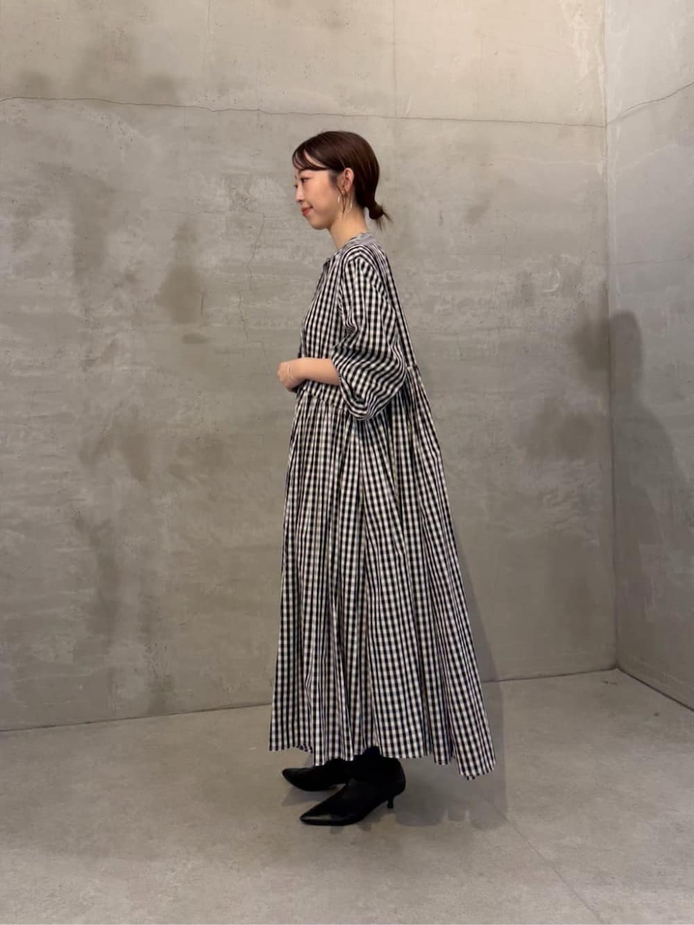 ブラック系のワンピースを着用したレディースの冬コーディネートの3枚目の写真