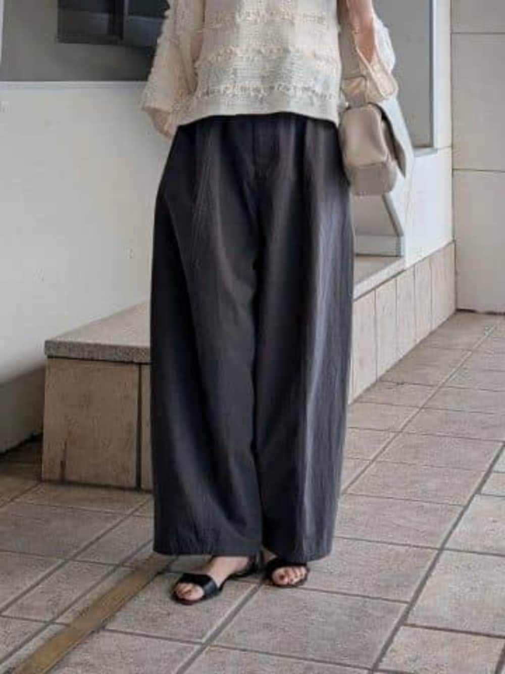 ベージュ系のショルダーバッグ、グレー系のその他パンツ、ホワイト系のシャツ/ブラウスを着用したレディースの冬コーディネートの5枚目の写真