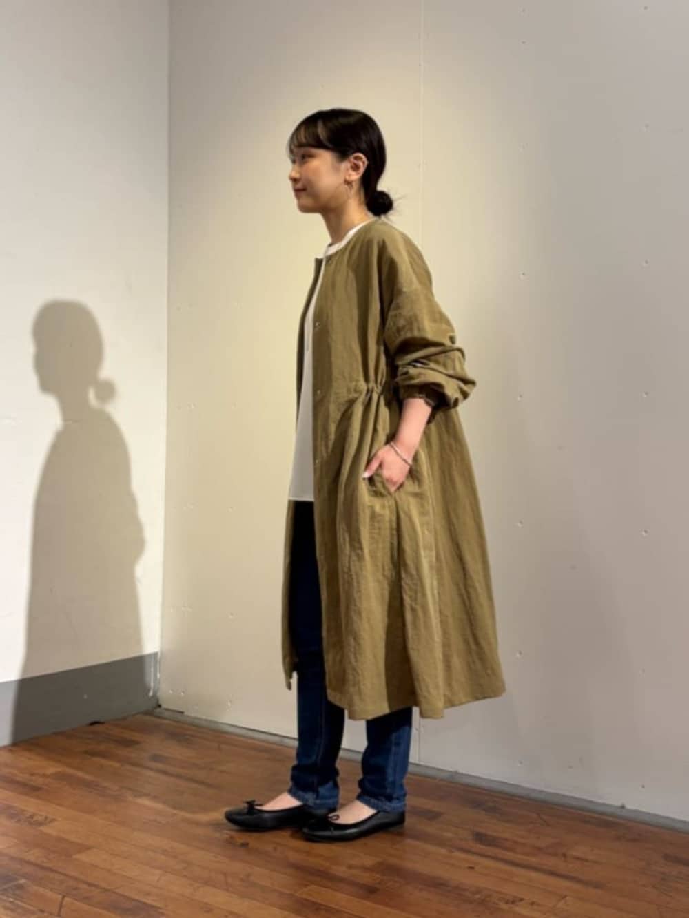ブルー系のデニムパンツ、イエロー系のその他アウターを着用したレディースの夏コーディネートの7枚目の写真