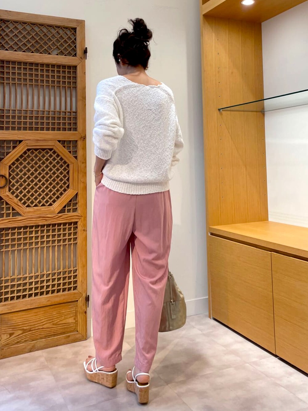 ホワイト系のニット/セーター、ピンク系のその他パンツ、ホワイト系のその他シューズを着用したレディースの春コーディネートの3枚目の写真