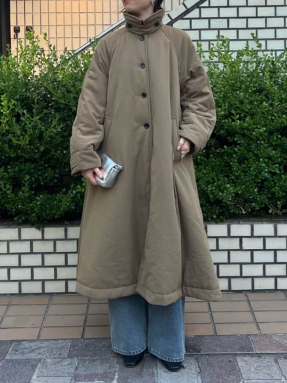ブルー系のデニムパンツ、シルバー系のトートバッグ、イエロー系のその他アウターを着用したレディースの夏コーディネートの5枚目の写真