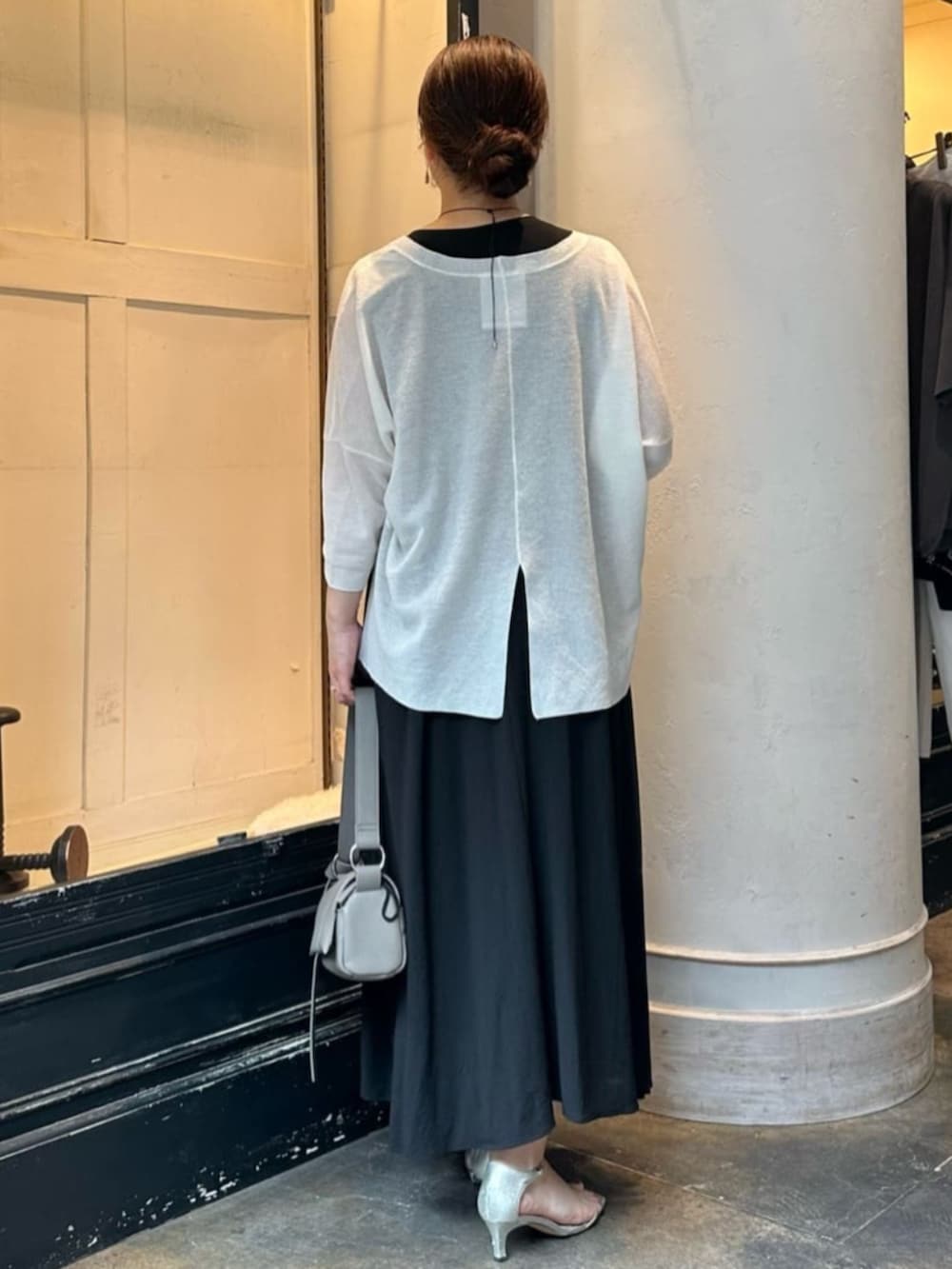 ホワイト系のカーディガン/ボレロ、ブラック系のワンピース、シルバー系のリングを着用したレディースの夏コーディネートの5枚目の写真