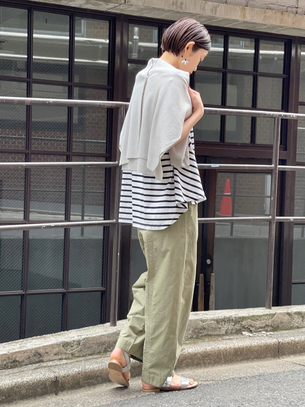 グレー系のカーディガン/ボレロ、ホワイト系のTシャツ/カットソー、グリーン系のその他パンツを着用したレディースの春コーディネートの2枚目の写真