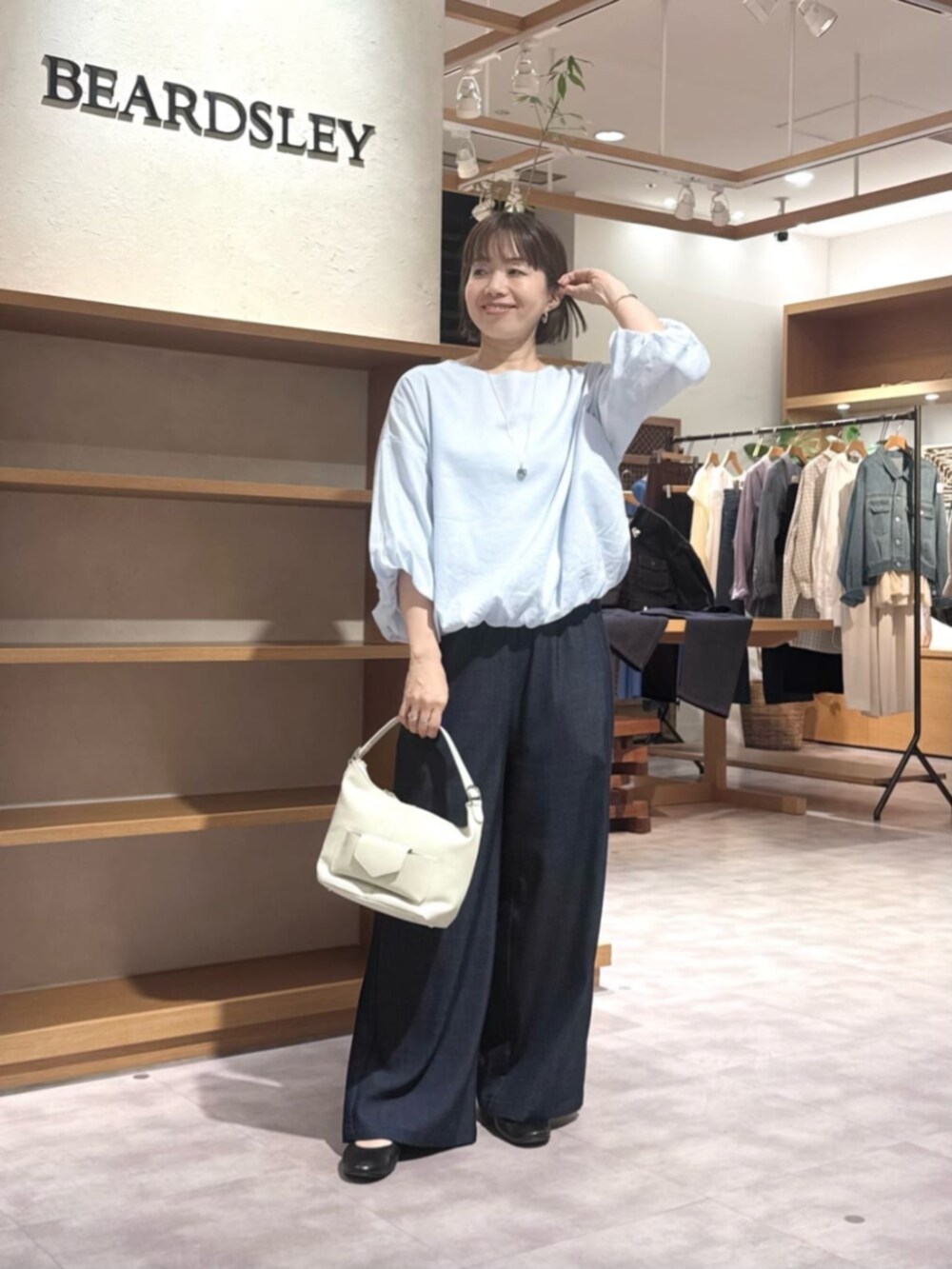 ブルー系のその他パンツ、ホワイト系のトートバッグ、ブルー系のシャツ/ブラウスを着用したレディースの春コーディネートの2枚目の写真