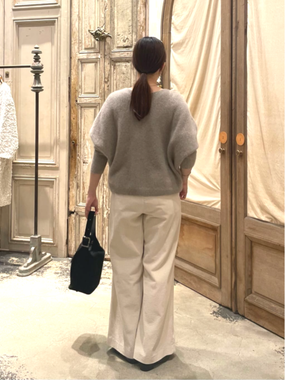 ベージュ系のその他パンツ、ブラック系のその他アウターを着用したレディースの秋コーディネートの6枚目の写真