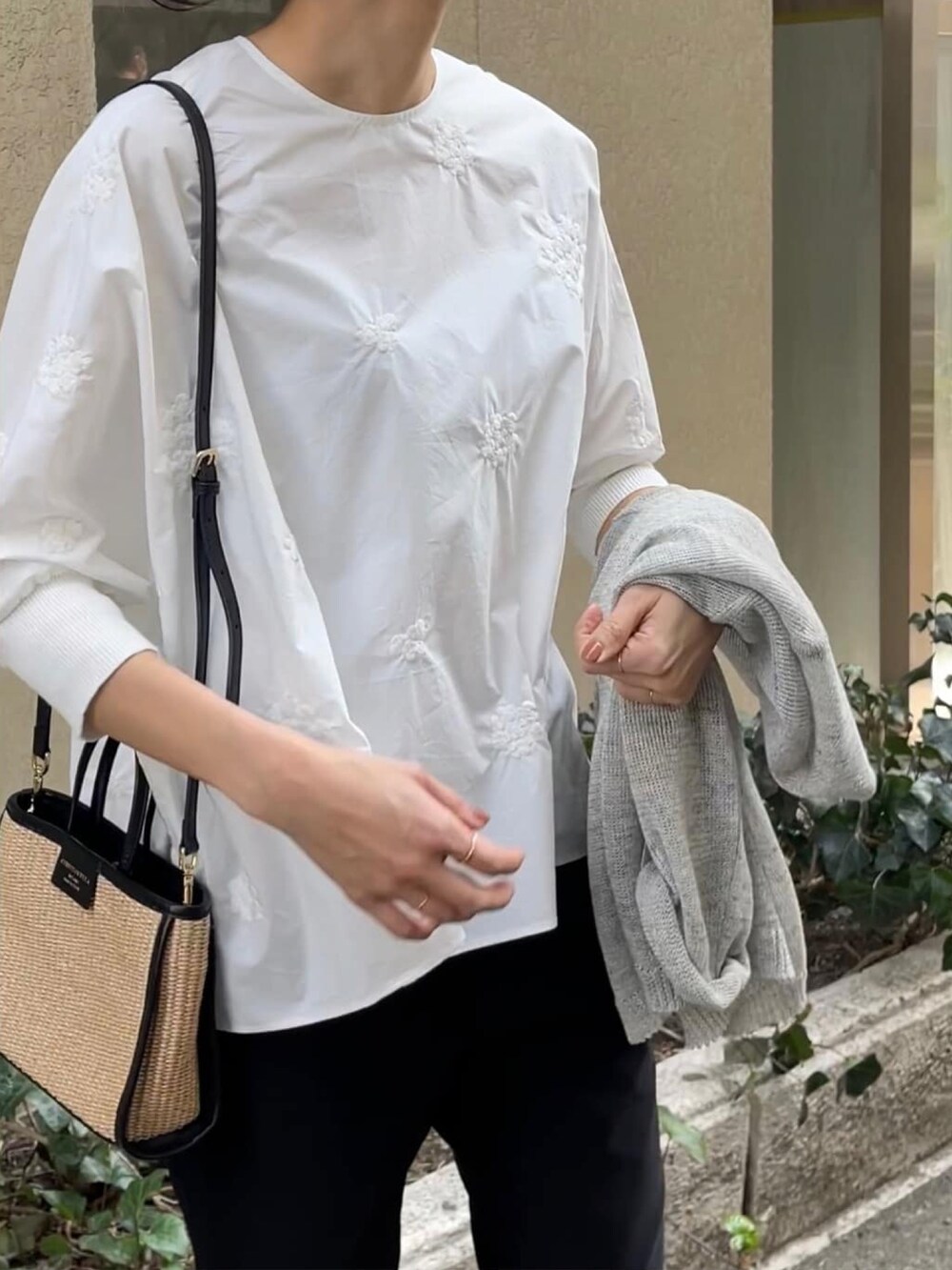 ホワイト系のシャツ/ブラウス、ブルー系のその他パンツ、グレー系のカーディガン/ボレロを着用したレディースの春コーディネートの2枚目の写真