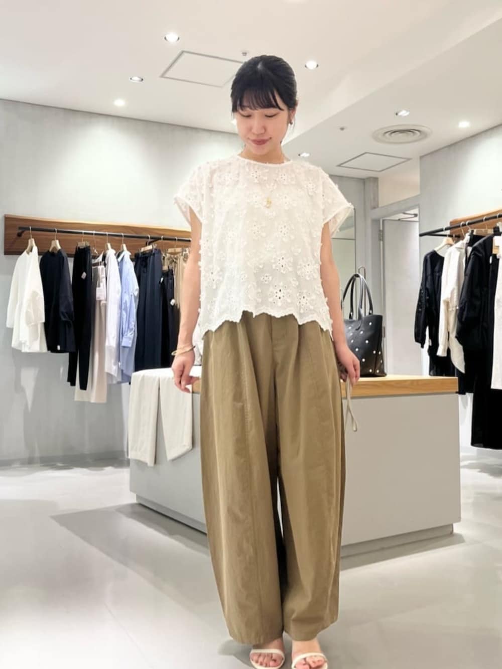 ホワイト系のショルダーバッグ、イエロー系のその他パンツ、ホワイト系のシャツ/ブラウスを着用したレディースの夏コーディネートの7枚目の写真