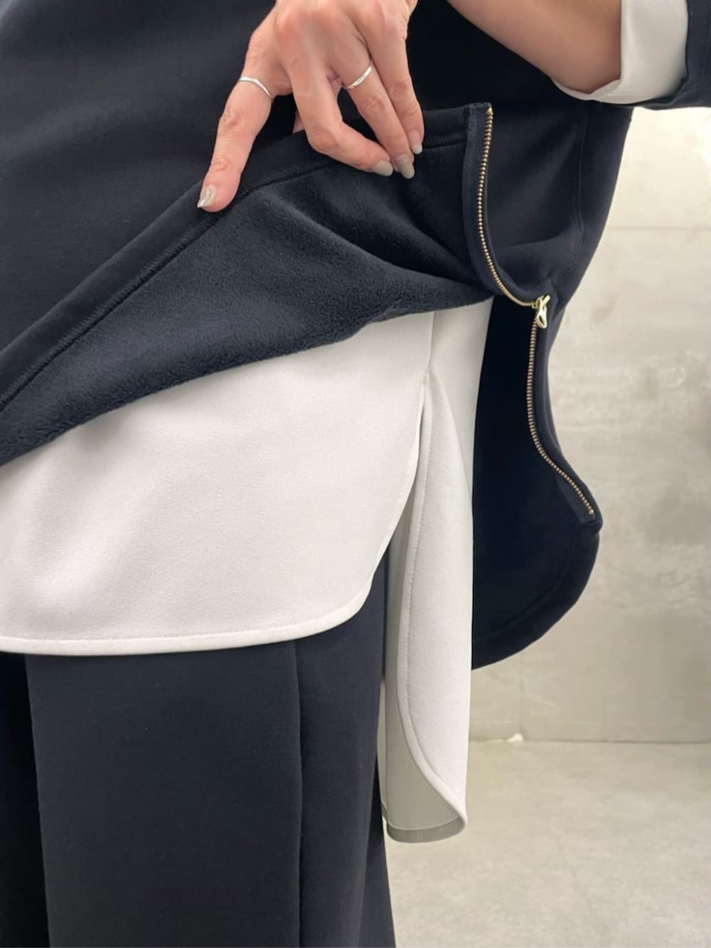 ホワイト系のシャツ/ブラウス、ブルー系のその他パンツ、ブルー系のTシャツ/カットソーを着用したレディースの秋コーディネートの5枚目の写真