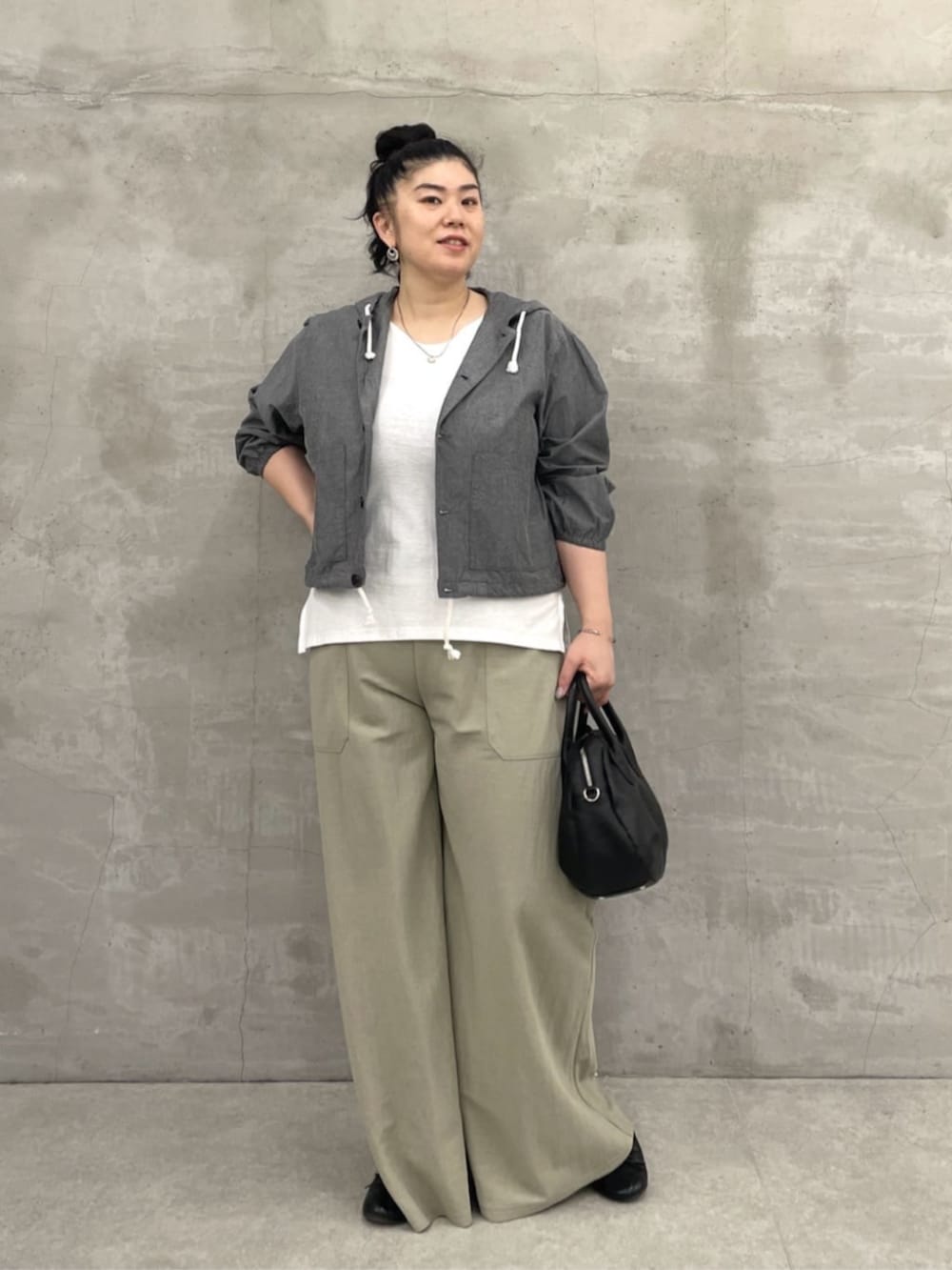 ブラック系のボストンバッグ、グリーン系のその他パンツ、グレー系のシャツ/ブラウスを着用したレディースの冬コーディネートの2枚目の写真