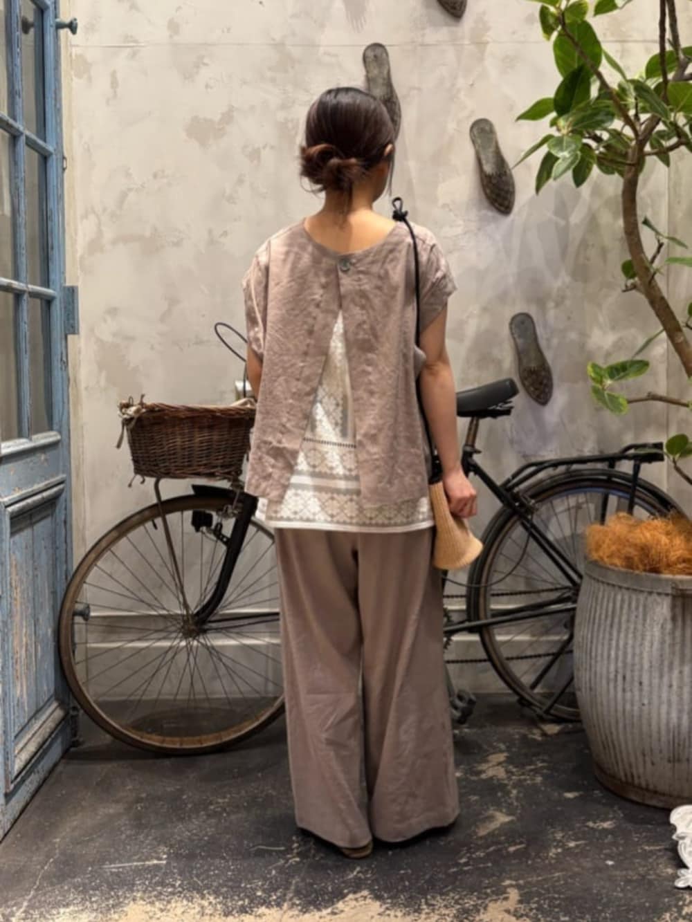 ホワイト系のシャツ/ブラウス、グレー系のその他パンツ、グレー系のシャツ/ブラウスを着用したレディースの春コーディネートの5枚目の写真