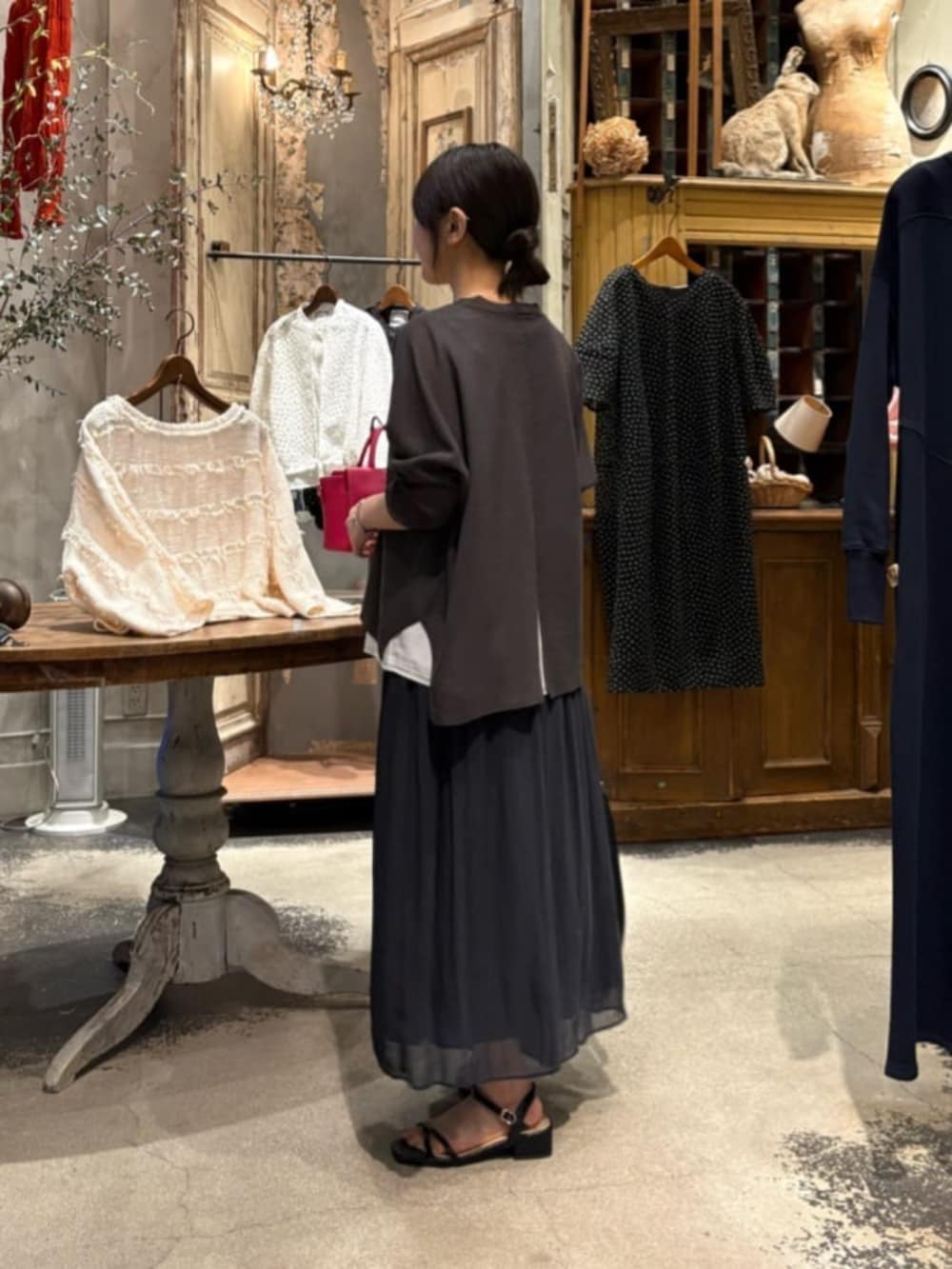 ブラック系のその他パンツ、ブラック系のトートバッグ、ホワイト系のシャツ/ブラウスを着用したレディースの春コーディネートの9枚目の写真