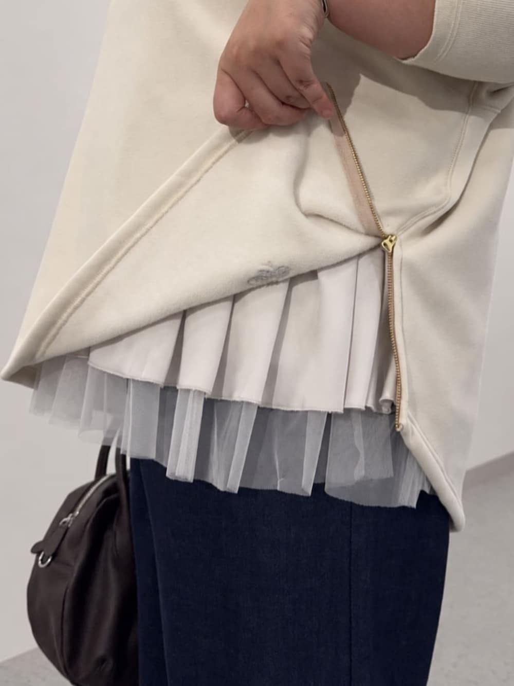 ブルー系のその他パンツ、ブラウン系のトートバッグ、ホワイト系のTシャツ/カットソーを着用したレディースの秋コーディネートの7枚目の写真