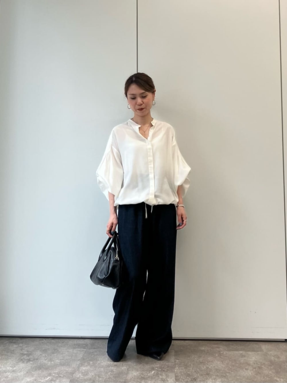 ブルー系のその他パンツ、ホワイト系のシャツ/ブラウスを着用したレディースの夏コーディネートの2枚目の写真