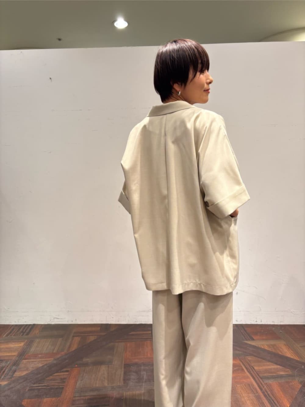 ブラック系のハンドバッグ、ベージュ系のテーラードジャケット、ベージュ系のその他パンツを着用したレディースの春コーディネートの5枚目の写真