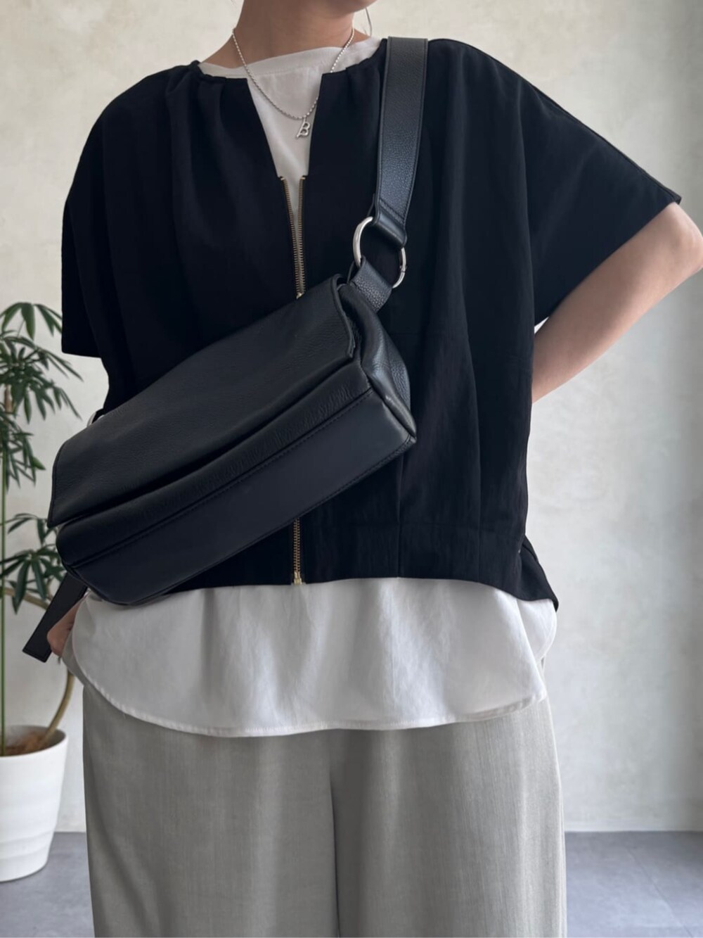 ブラック系のショルダーバッグ、グレー系のその他パンツ、ブラック系のベストを着用したレディースの夏コーディネートの2枚目の写真