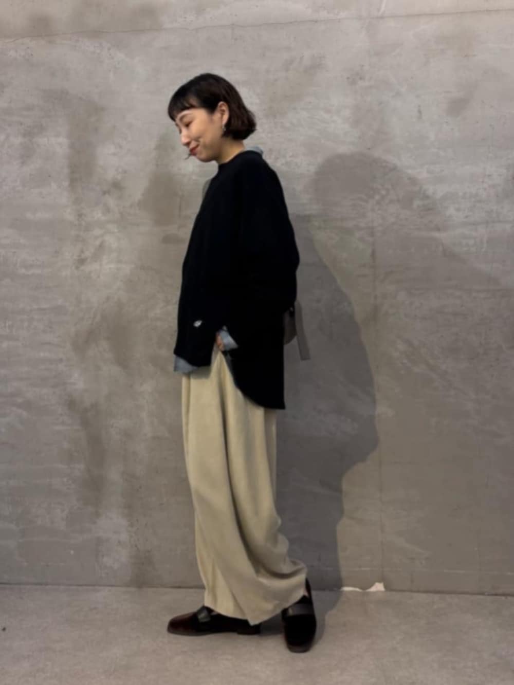 ブルー系のシャツ/ブラウス、ブラック系のTシャツ/カットソー、グレー系のその他パンツを着用したレディースの秋コーディネートの2枚目の写真