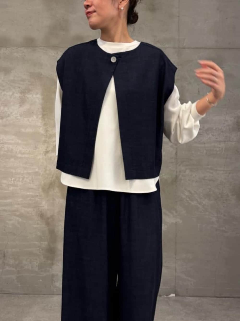 ブルー系のシャツ/ブラウス、ブルー系のその他パンツ、グレー系のショルダーバッグを着用したレディースの冬コーディネートの8枚目の写真