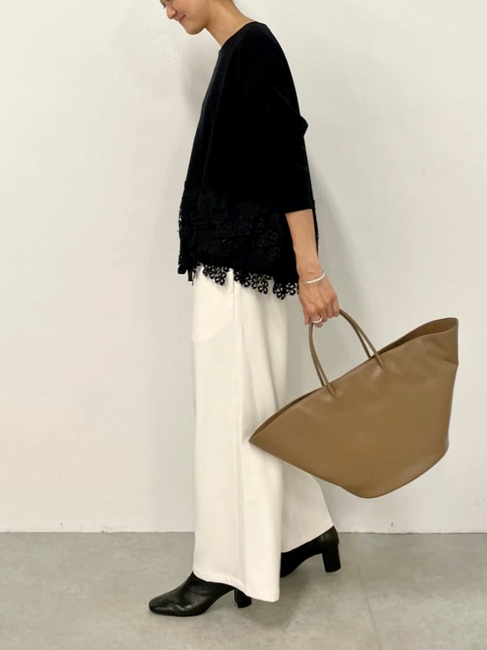 ブラック系のTシャツ/カットソーを着用したレディースの夏コーディネートの4枚目の写真