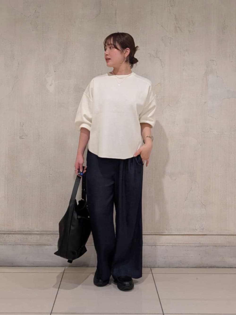 ブルー系のその他パンツ、ブラック系のショルダーバッグ、ホワイト系のTシャツ/カットソーを着用したレディースの春コーディネートの2枚目の写真