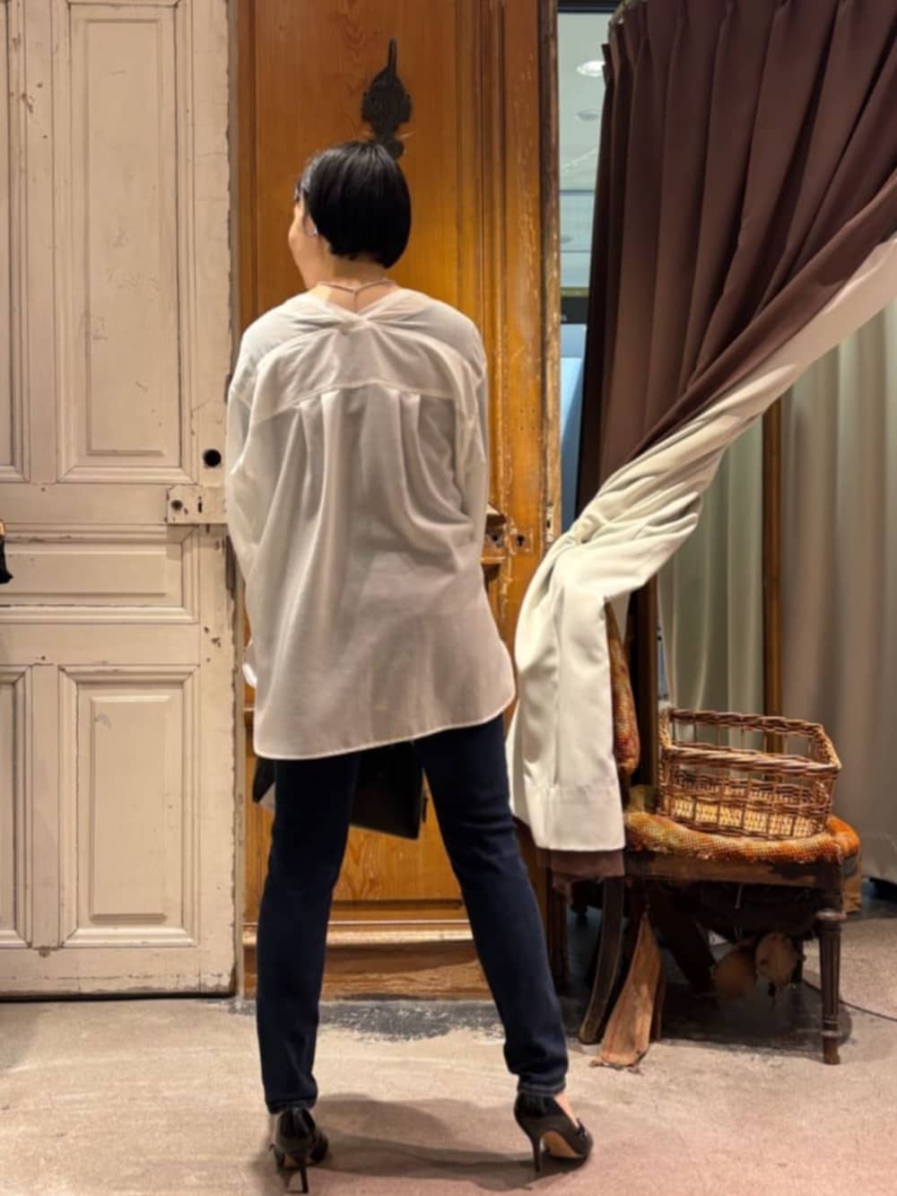 ブルー系のデニムパンツ、ホワイト系のシャツ/ブラウスを着用したレディースの冬コーディネートの6枚目の写真