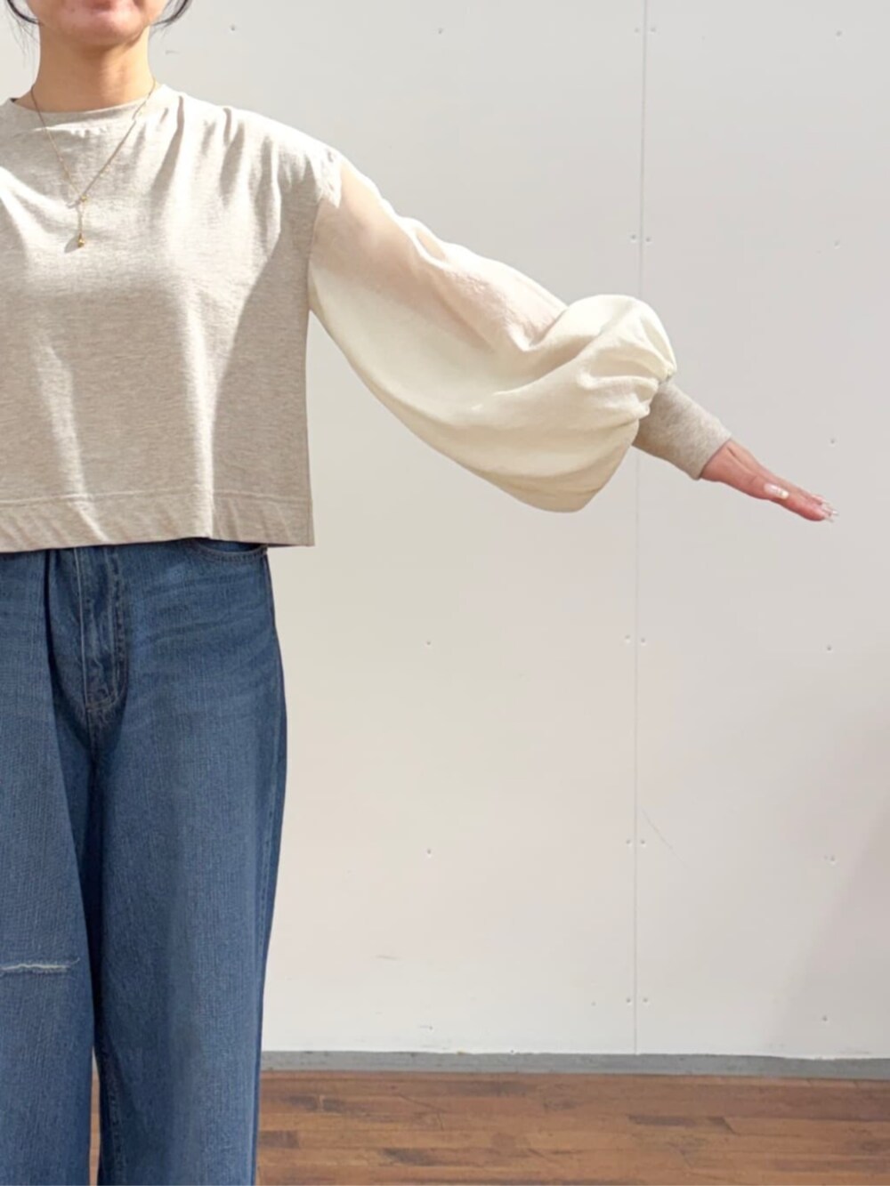 ブルー系のその他パンツ、ベージュ系のTシャツ/カットソーを着用したレディースの夏コーディネートの6枚目の写真