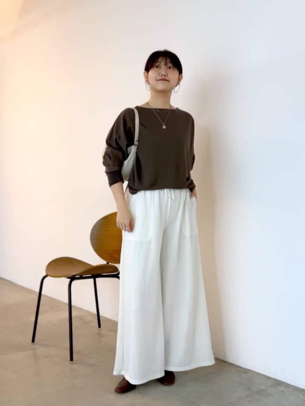 ホワイト系のベスト、ホワイト系のTシャツ/カットソーを着用したレディースの夏コーディネートの2枚目の写真