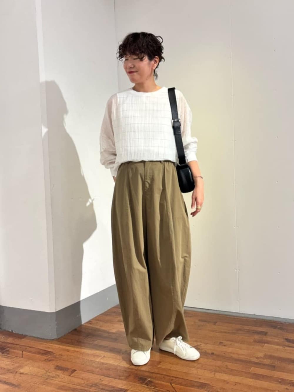 イエロー系のその他パンツ、ホワイト系のシャツ/ブラウスを着用したレディースの春コーディネートの2枚目の写真