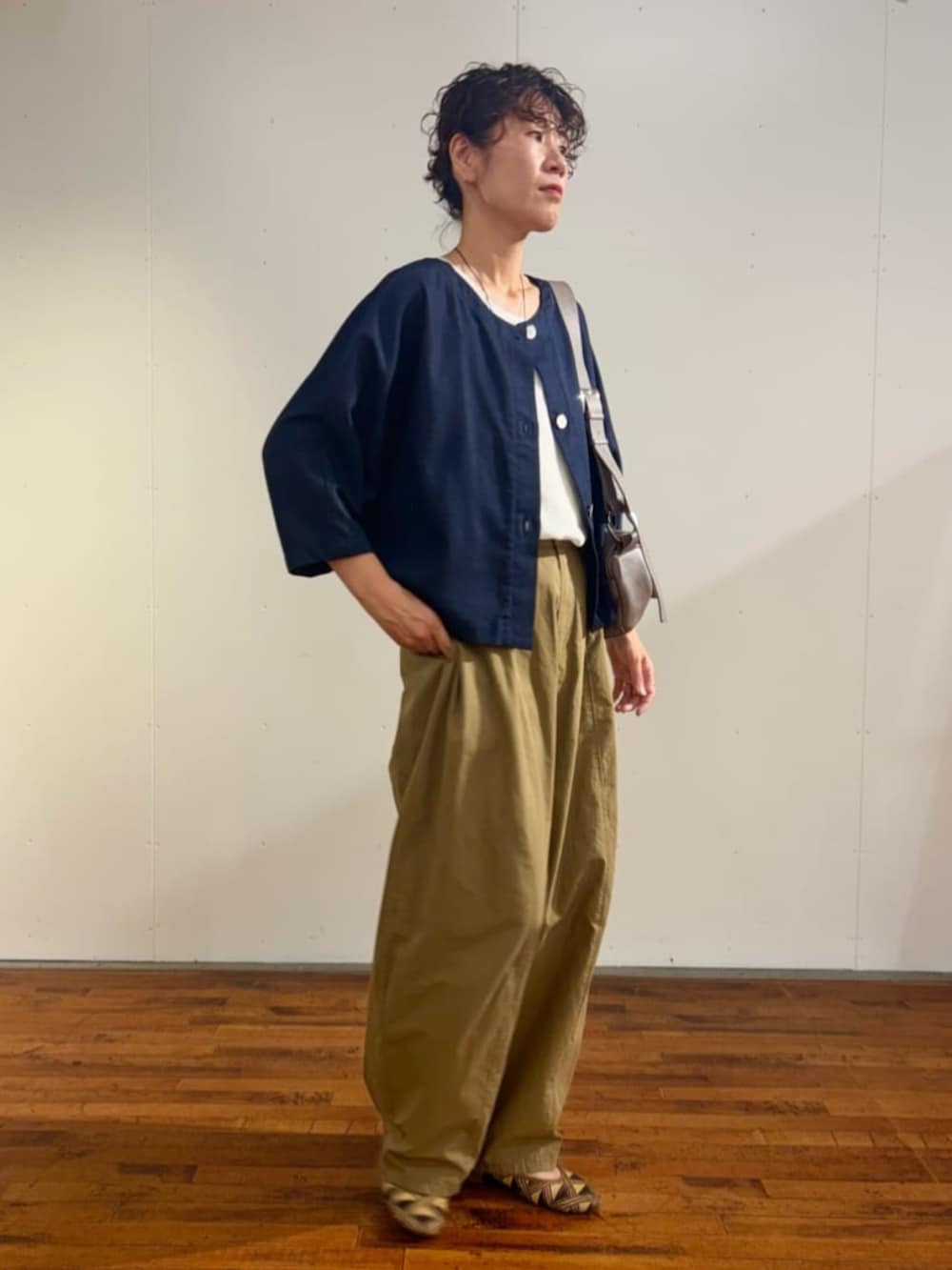 イエロー系のその他パンツ、ブルー系のシャツ/ブラウスを着用したレディースの夏コーディネートの2枚目の写真