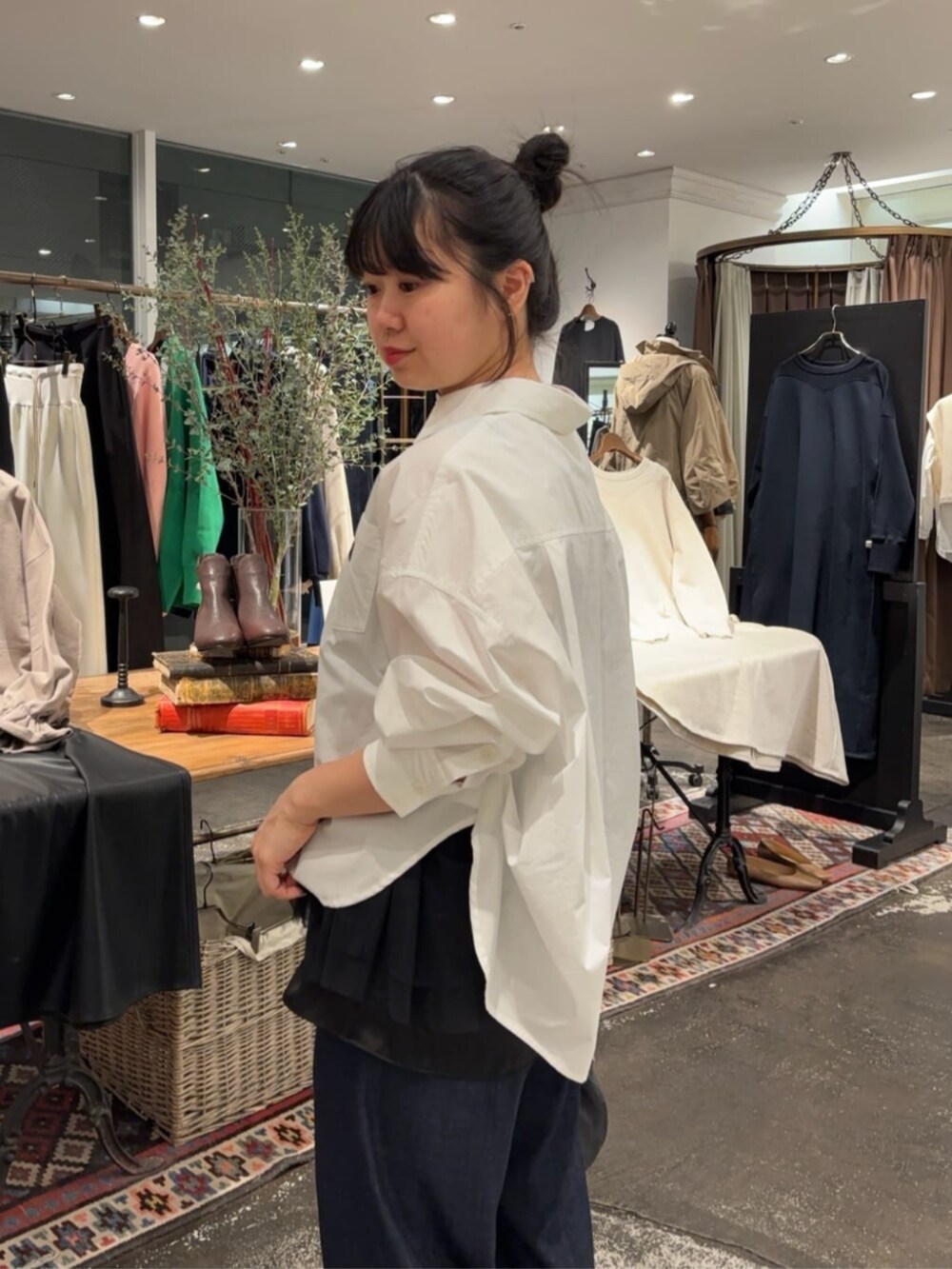 ブルー系のその他パンツ、ホワイト系のシャツ/ブラウスを着用したレディースの冬コーディネートの4枚目の写真