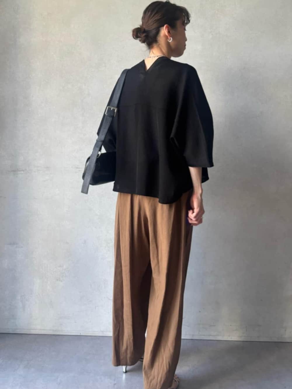 ブラウン系のその他パンツ、ブラック系のカーディガン/ボレロを着用したレディースの春コーディネートの4枚目の写真