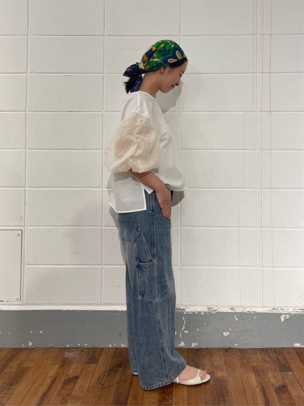 ブルー系のその他パンツ、ホワイト系のシャツ/ブラウスを着用したレディースの夏コーディネートの2枚目の写真