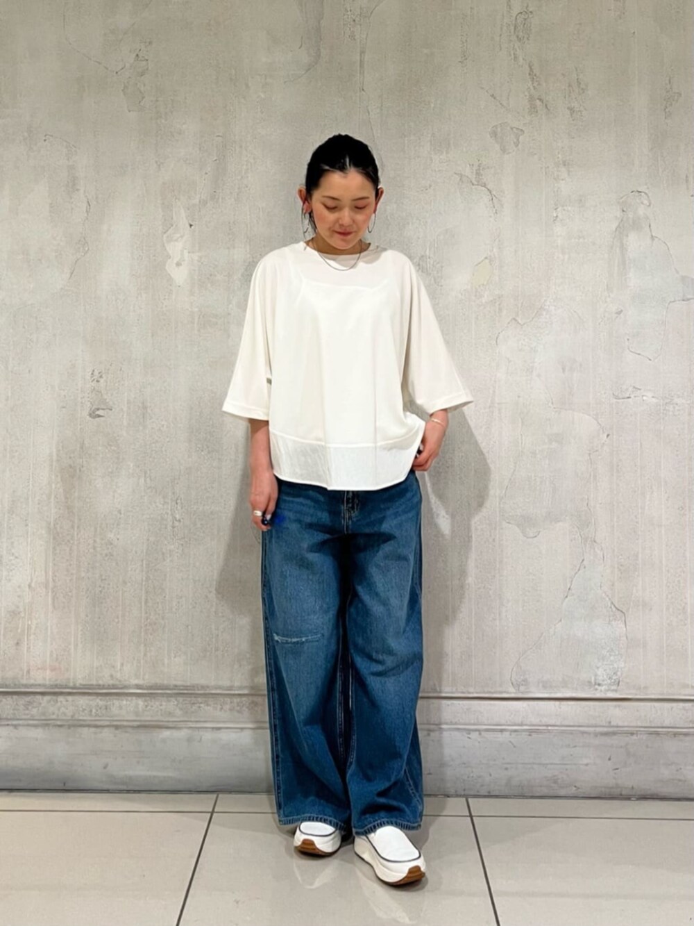 ブルー系のその他パンツ、ホワイト系のTシャツ/カットソー、ホワイト系のスニーカーを着用したレディースの春コーディネートの3枚目の写真