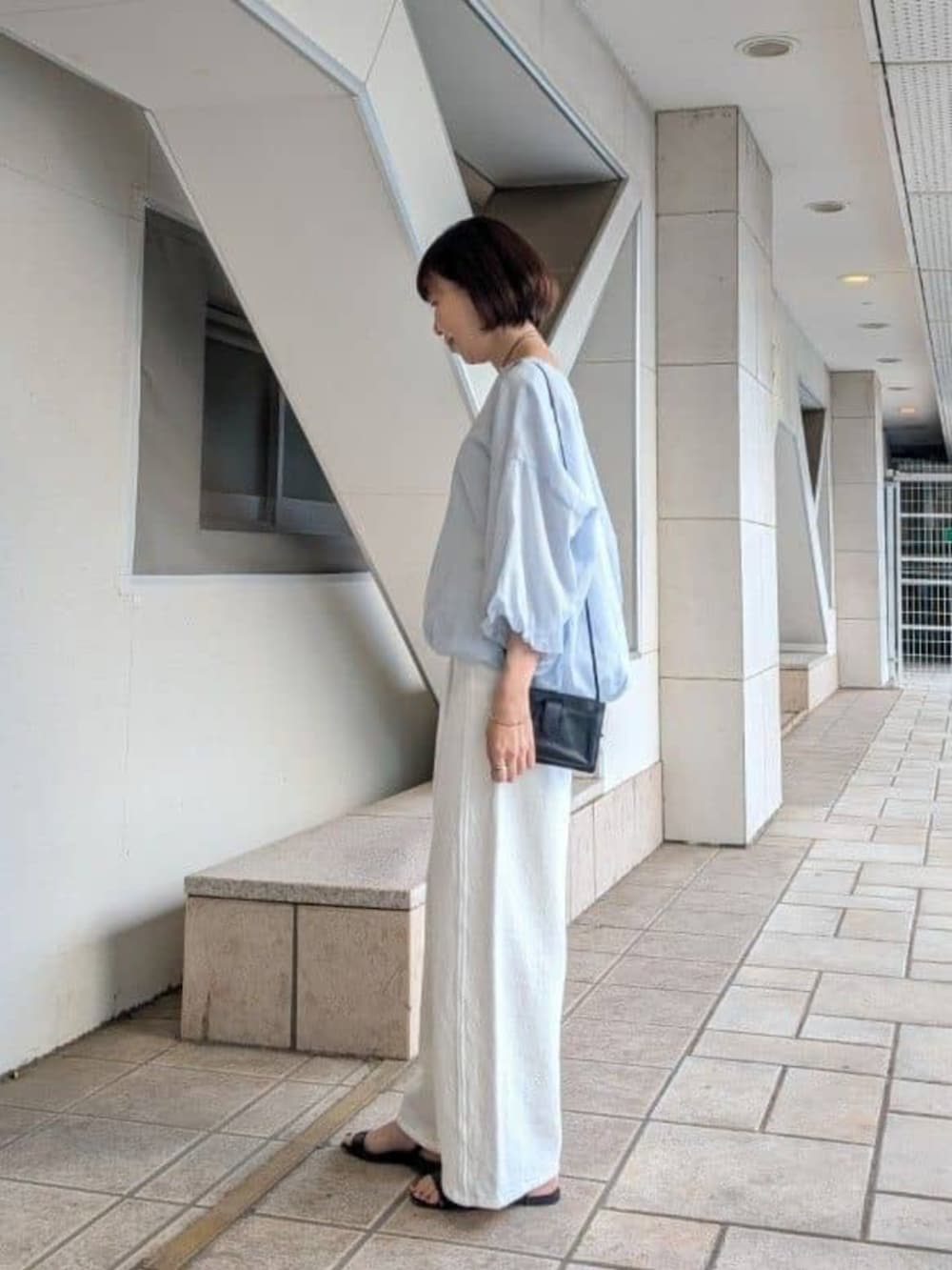 ホワイト系のその他パンツ、ブルー系のシャツ/ブラウス、シルバー系のリングを着用したレディースの冬コーディネートの2枚目の写真