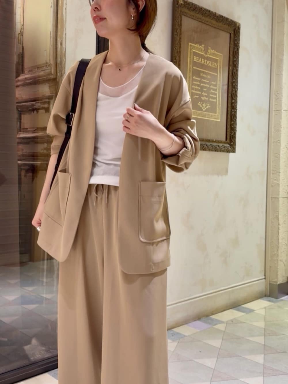 ホワイト系のキャミソール、イエロー系のその他アウター、イエロー系のその他パンツを着用したレディースの春コーディネートの4枚目の写真