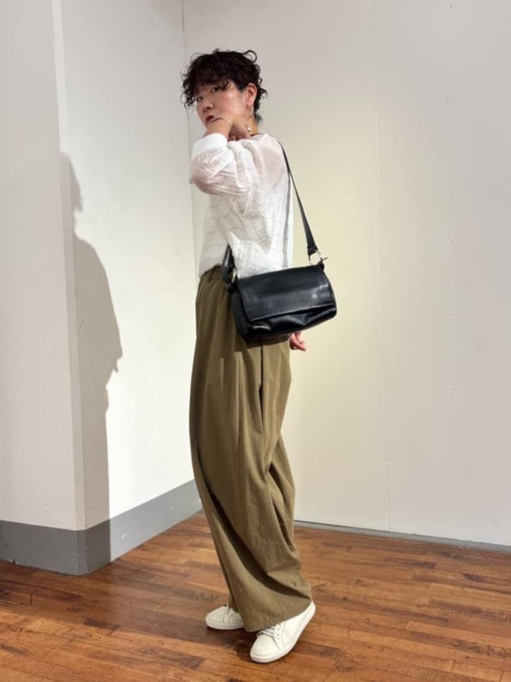 イエロー系のその他パンツ、ホワイト系のシャツ/ブラウスを着用したレディースの春コーディネートの3枚目の写真