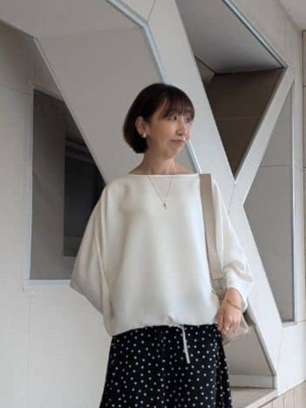 ブラック系のスカート、ホワイト系のシャツ/ブラウスを着用したレディースの冬コーディネートの4枚目の写真