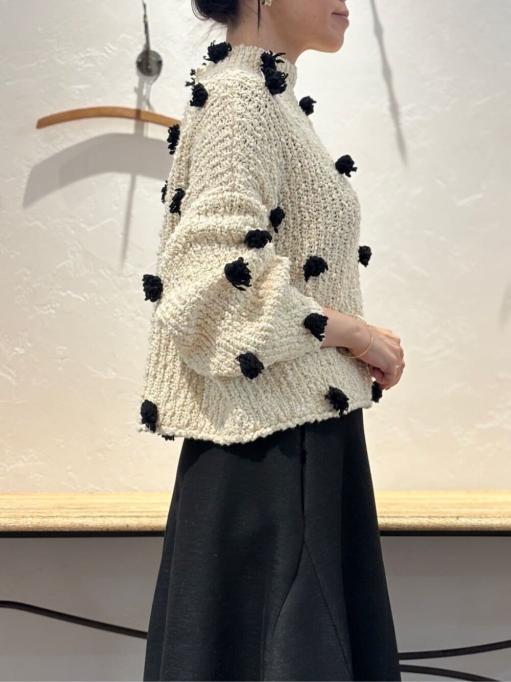 ブラック系のトートバッグ、ブラック系のスカートを着用したレディースの冬コーディネートの7枚目の写真