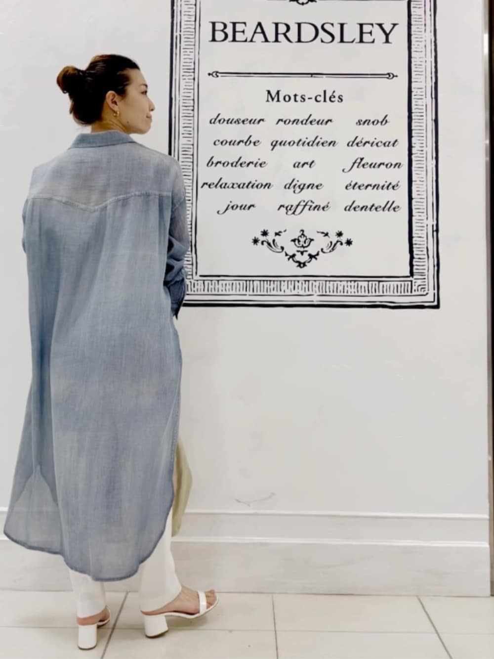 ブルー系のワンピースを着用したレディースの冬コーディネートの6枚目の写真