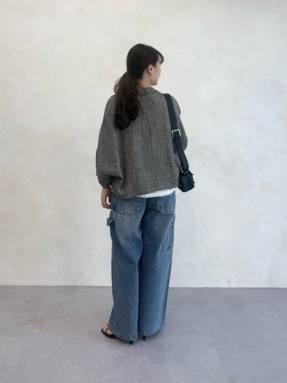 ブルー系のその他パンツ、ホワイト系のシャツ/ブラウス、ベージュ系のテーラードジャケットを着用したレディースの春コーディネートの3枚目の写真